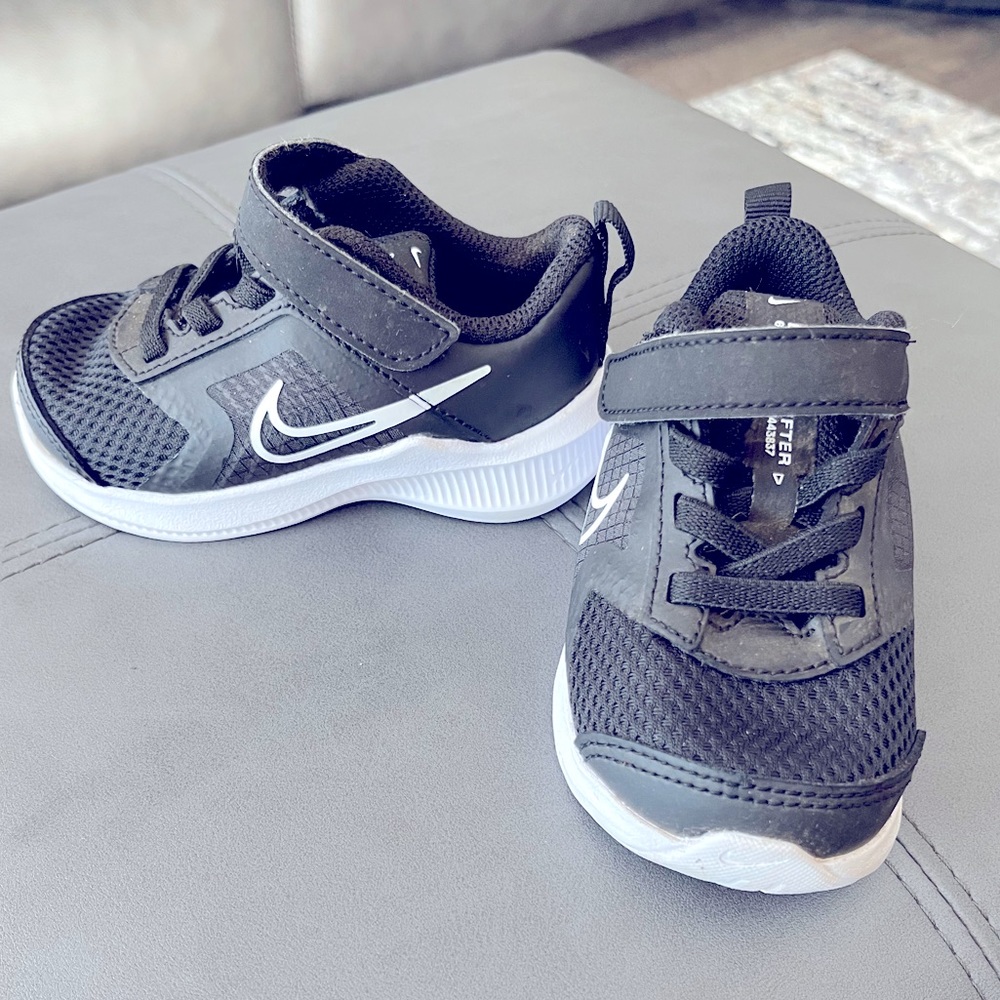 EUC Nike walker shoe size 5